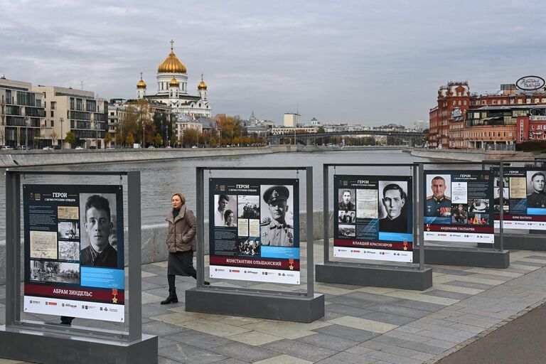 Девушка на фотовыставке Герои с вечно русским сердцем в парке искусств Музеон в Москве