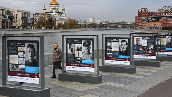 Девушка на фотовыставке Герои с вечно русским сердцем в парке искусств Музеон в Москве