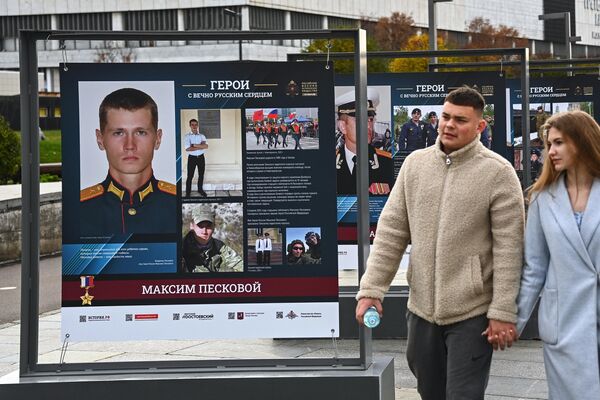 Люди на фотовыставке Герои с вечно русским сердцем в парке искусств Музеон в Москве