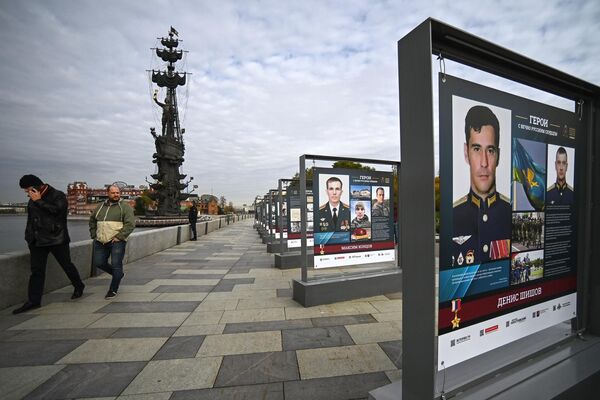 Открытие фотовыставки Герои с вечно русским сердцем в парке искусств Музеон в Москве