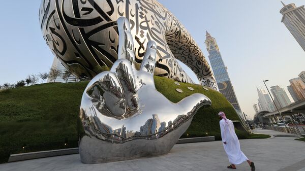Мужчина идет мимо Музея будущего в Дубае