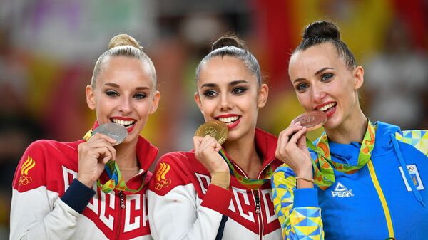 Гимнастки Яна Кудрявцева (Россия), Маргарита Мамун (Россия) и Анна Ризатдинова (Украина) на Олимпийских играх 2016 года в Рио-де-Жанейро.