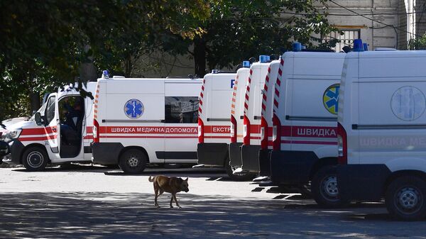 Автомобили скорой помощи на территории городской больницы №1 в Мелитополе
