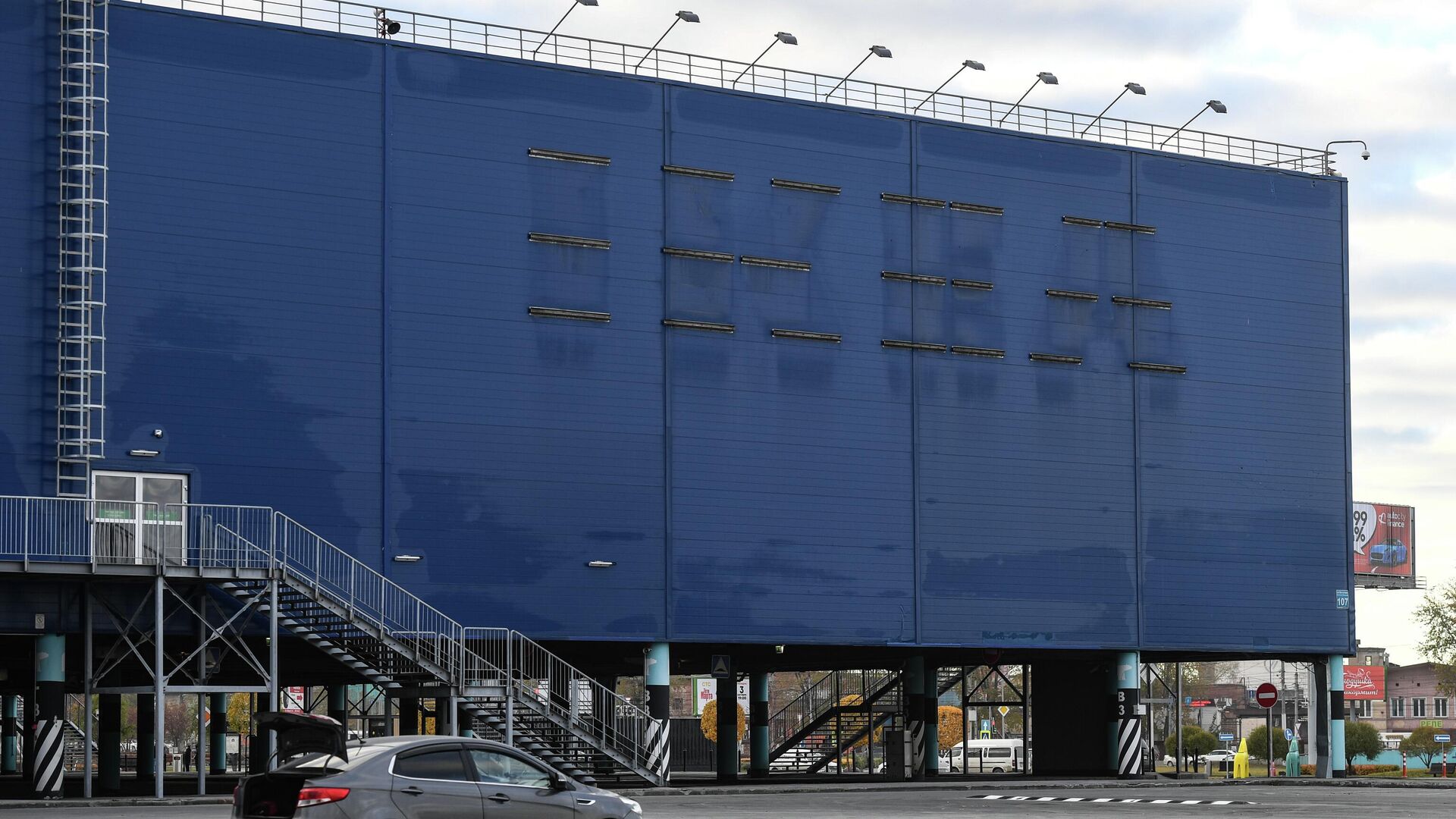 Следы от демонтированной вывески магазина IKEA на фасаде здания ТРЦ МЕГА в Новосибирске - РИА Новости, 1920, 26.10.2022