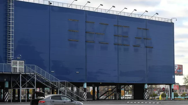 Следы от демонтированной вывески магазина IKEA на фасаде здания ТРЦ МЕГА в Новосибирске