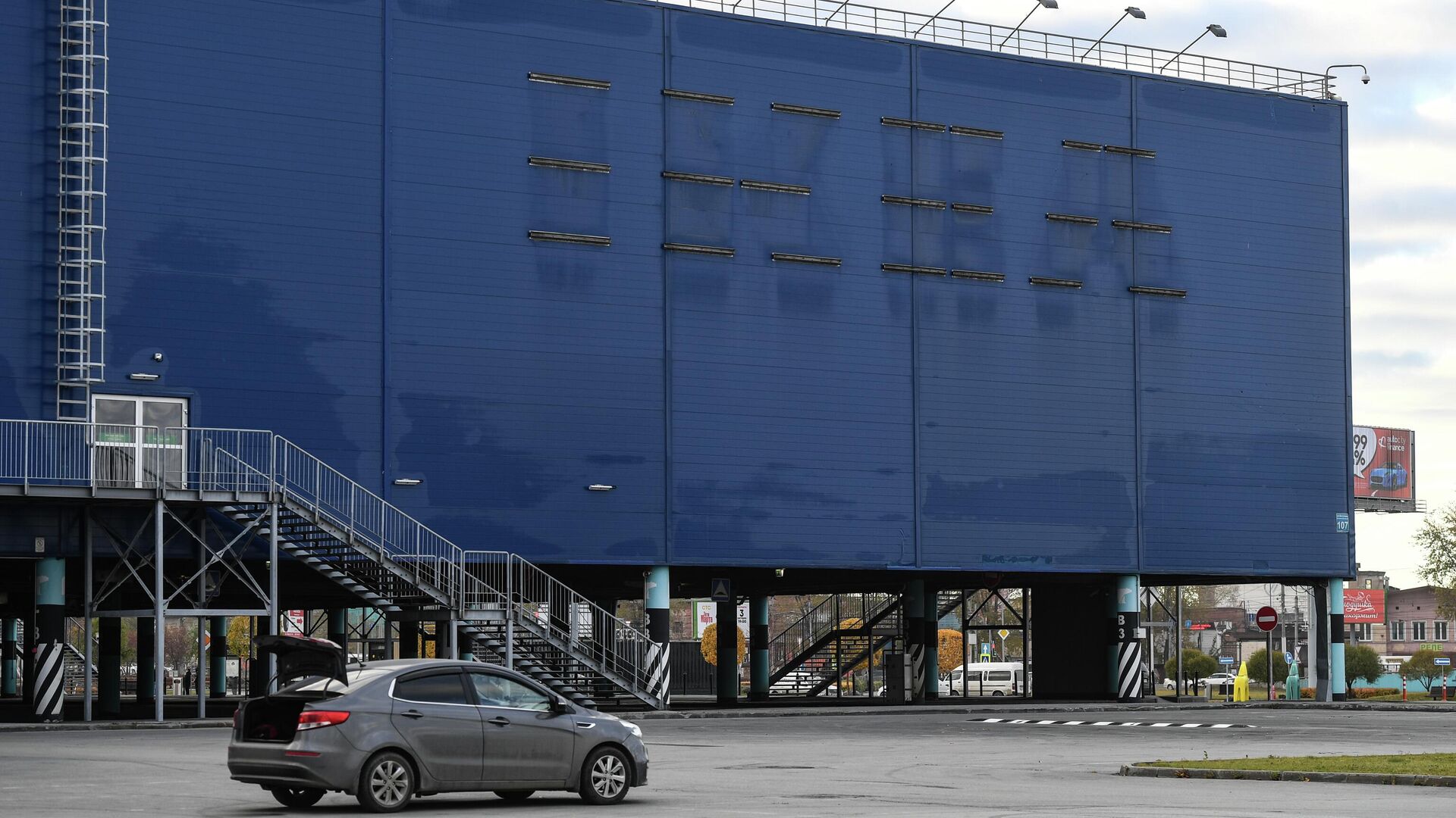 Следы от демонтированной вывески магазина IKEA на фасаде здания ТРЦ МЕГА в Новосибирске - РИА Новости, 1920, 04.04.2024