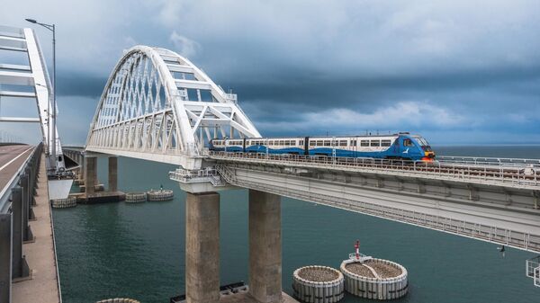 Пригородный поезд ЮППК  едет по Крымскому мосту