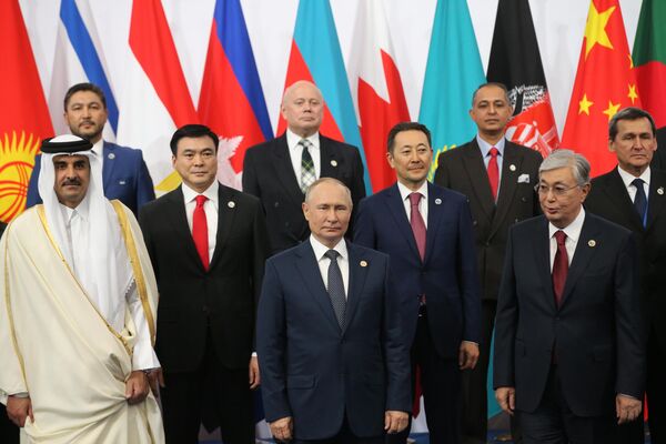 Президент РФ Владимир Путин на церемонии совместного фотографирования глав делегаций государств и международных организаций, принимающих участие в Шестом саммите Совещания по взаимодействию и мерам доверия в Азии в Астане
