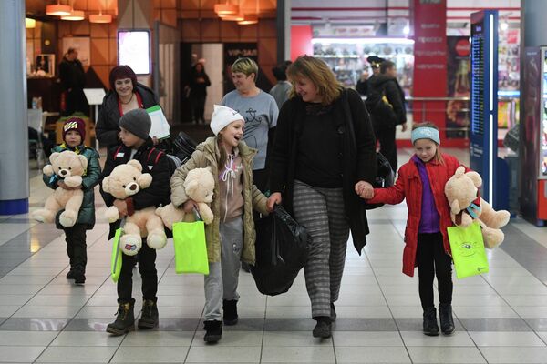 Встреча детей из Луганской Народной Республики и передача их приёмным родителям в аэропорту Толмачево в Новосибирске