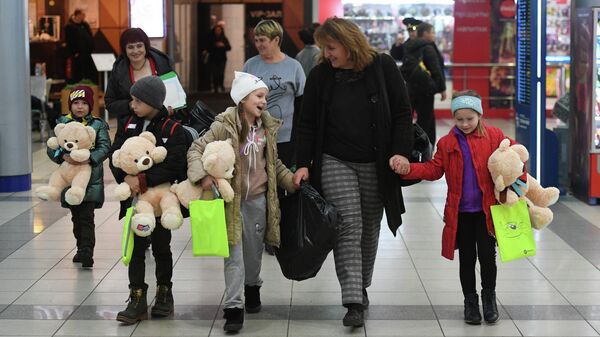 Встреча детей из Луганской Народной Республики и передача их приёмным родителям в аэропорту Толмачево в Новосибирске