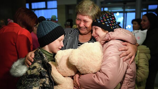 Встреча детей из Луганской Народной Республики и передача их приемным родителям в аэропорту Толмачево в Новосибирске
