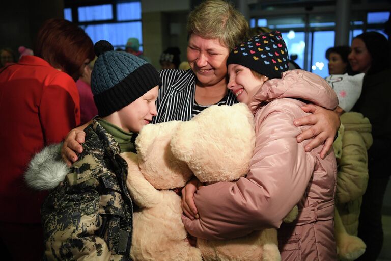 Встреча детей из Луганской Народной Республики и передача их приёмным родителям в аэропорту Толмачево в Новосибирске