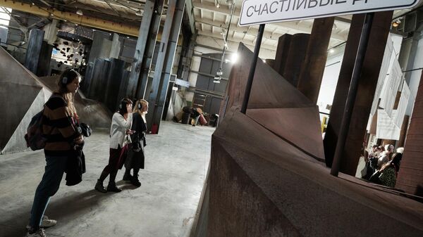 Посетители на выставке-путешествии Балабанов, которая открылась в арт-пространстве Севкабель-порт в Санкт-Петербурге