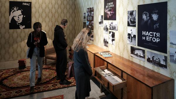Посетители на выставке-путешествии Балабанов, которая открылась в арт-пространстве Севкабель-порт в Санкт-Петербурге