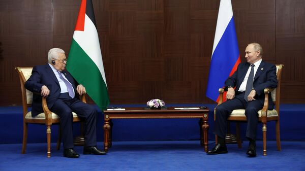 Президент РФ Владимир Путин и президент Палестины Махмуд Аббас