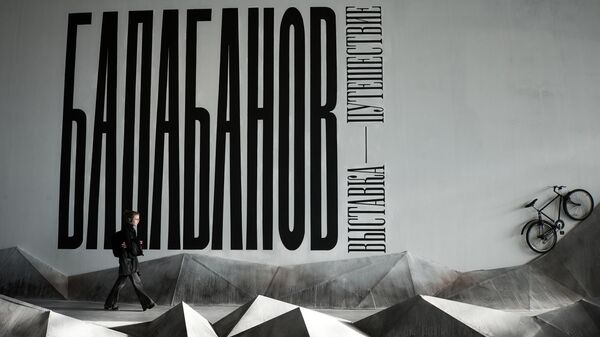 Посетитель на выставке-путешествии Балабанов, которая открылась в арт-пространстве Севкабель-порт в Санкт-Петербурге