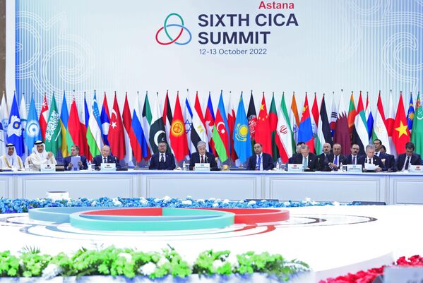 Президент РФ Владимир Путин принимает участие в пленарном заседании VI саммита Совещания по взаимодействию и мерам доверия в Азии во Дворце Независимости в Астане