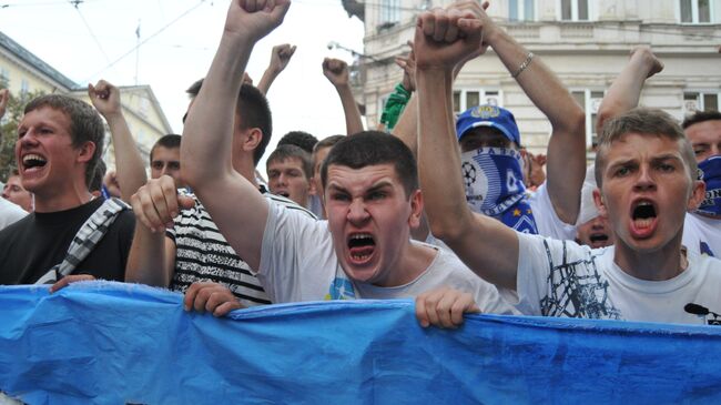 Марш единства болельщиков перед матчем Динамо - Шахтер во Львове