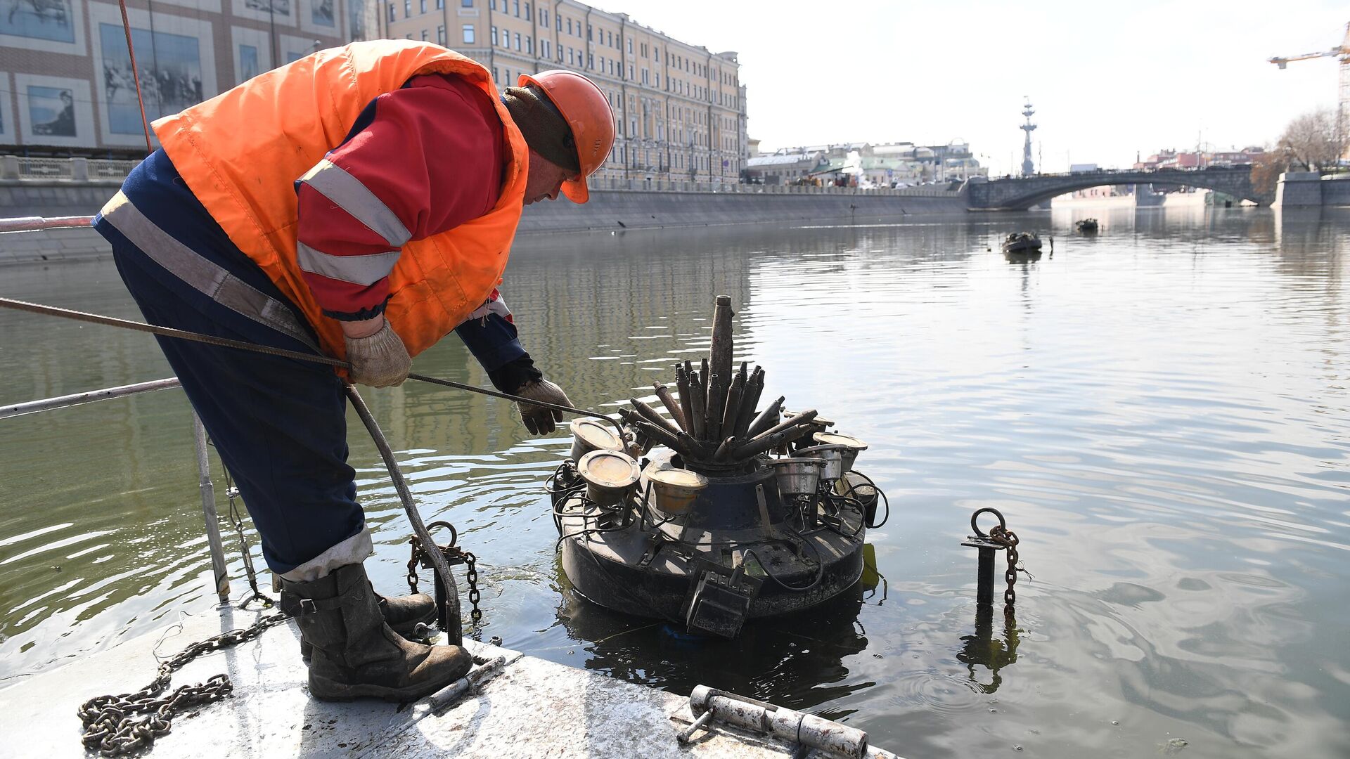 Плавающий фонтан на Водоотводном канале возле пешеходного Третьяковского моста - РИА Новости, 1920, 13.10.2022