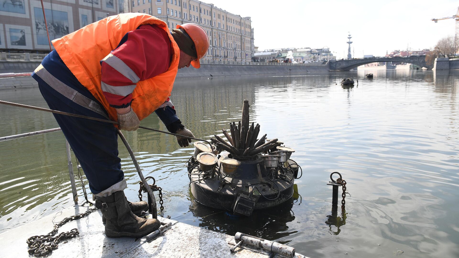 Плавающий фонтан на Водоотводном канале возле пешеходного Третьяковского моста - РИА Новости, 1920, 13.10.2022