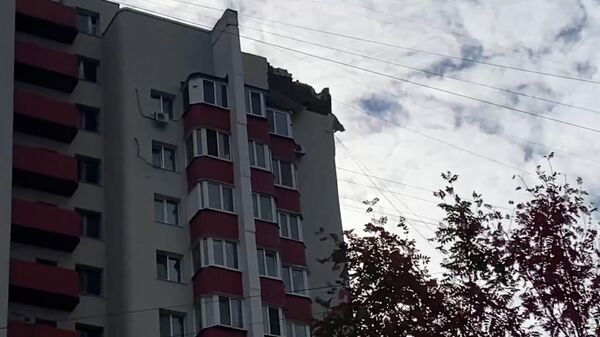 Жилой дом в Белгороде после попадания в него осколка ракеты