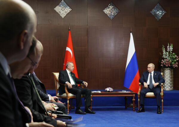 Президент РФ Владимир Путин и президент Турции Реджеп Тайип Эрдоган во время беседы на полях VI саммита Совещания по взаимодействию и мерам доверия в Азии в Астане Президент РФ Владимир Путин и президент Турции Реджеп Тайип Эрдоган во время беседы на полях VI саммита Совещания по взаимодействию и мерам доверия в Азии в Астане