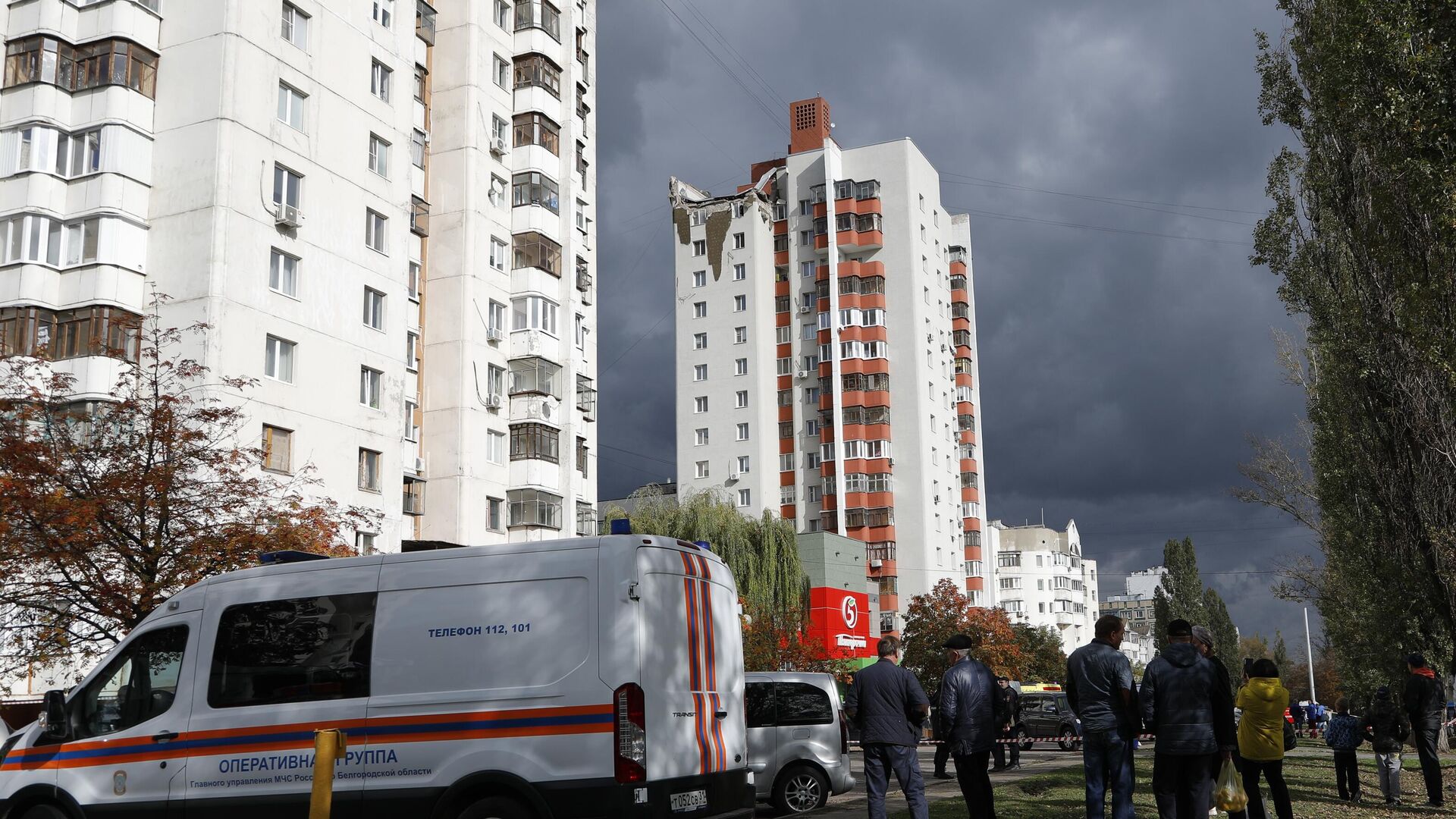 Автомобили специальных служб возле жилого дома в Белгороде, поврежденного в результате обстрела ВСУ - РИА Новости, 1920, 13.10.2022