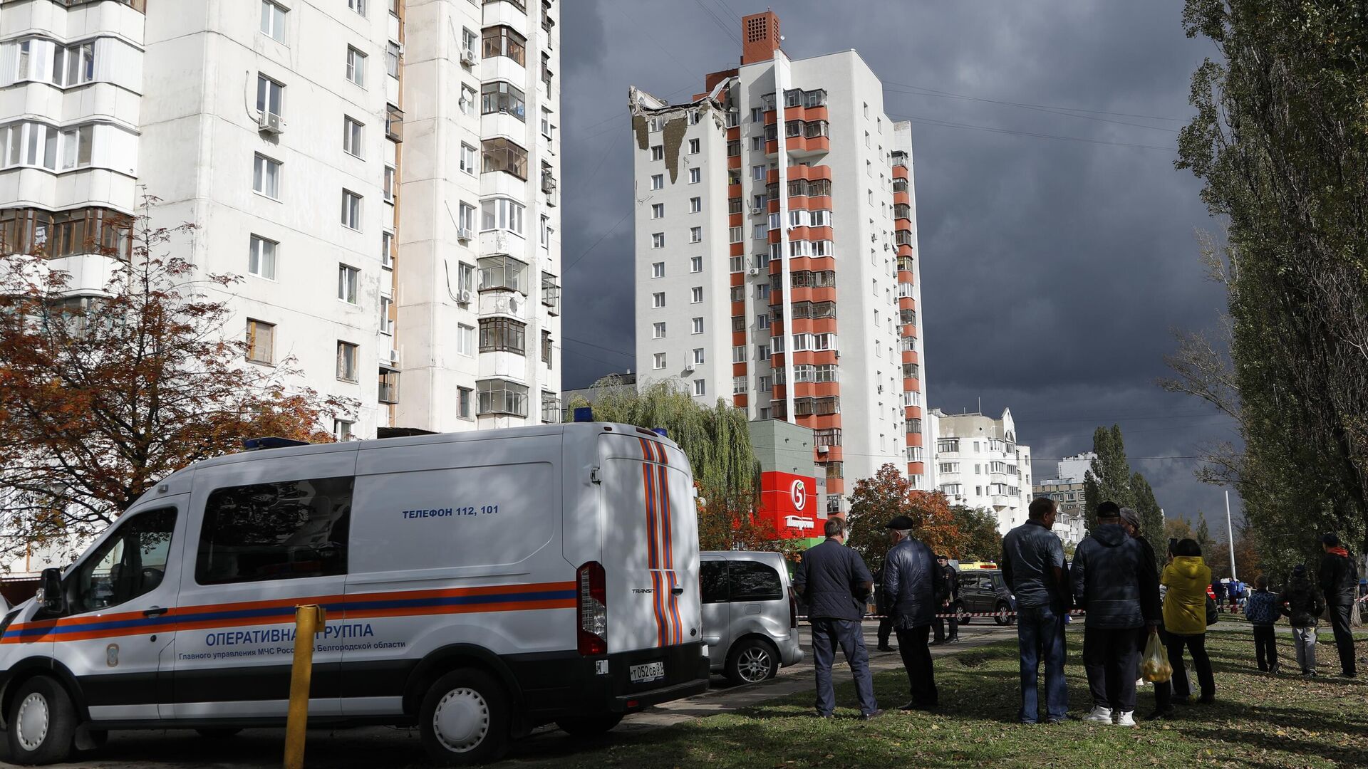 Автомобили специальных служб возле жилого дома в Белгороде, поврежденного в результате обстрела ВСУ - РИА Новости, 1920, 13.10.2022