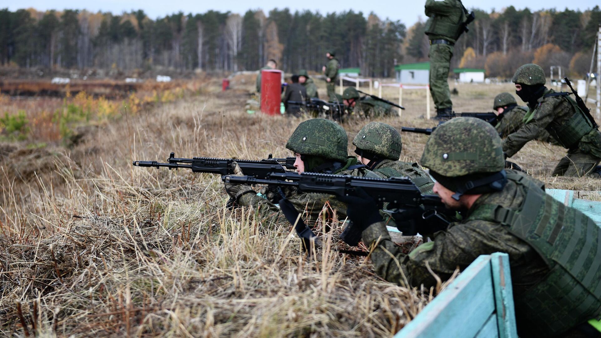 Военнослужащие из числа мобилизованных на занятиях по военной подготовке на военном полигоне Свердловский Центрального военного округа под Екатеринбургом - РИА Новости, 1920, 12.11.2022