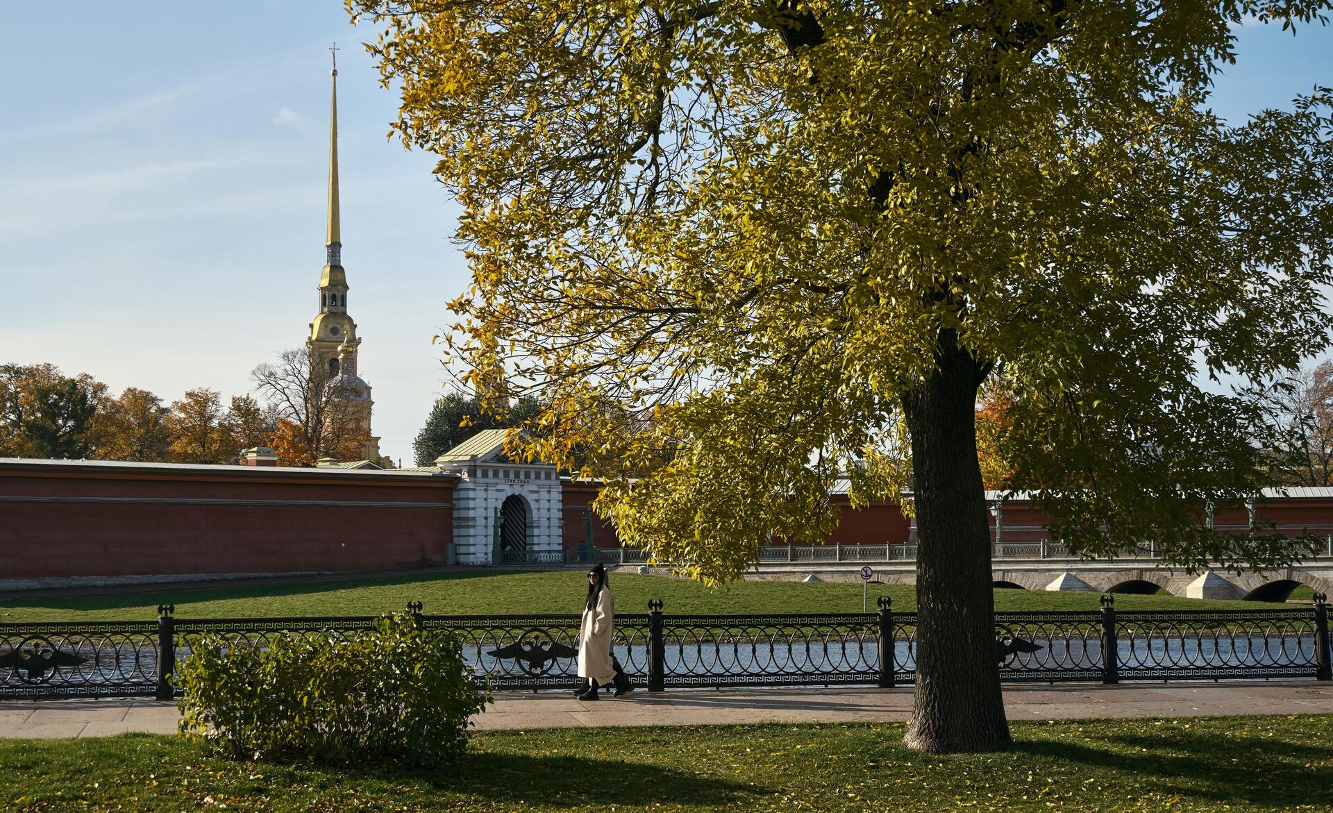 Набережная у Петропавловской крепости в Санкт-Петербурге - РИА Новости, 1920, 13.09.2023