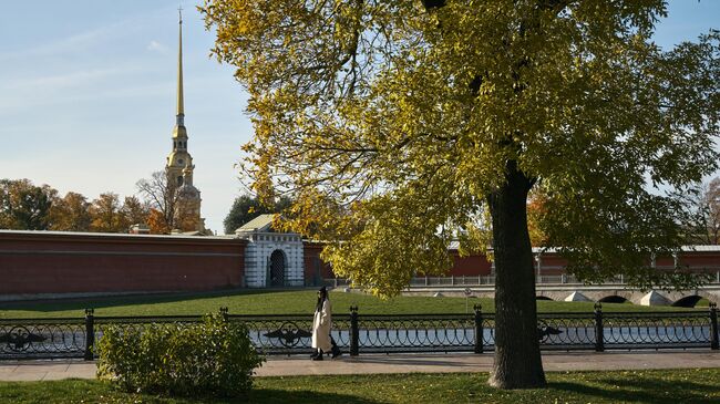 Набережная у Петропавловской крепости в Санкт-Петербурге