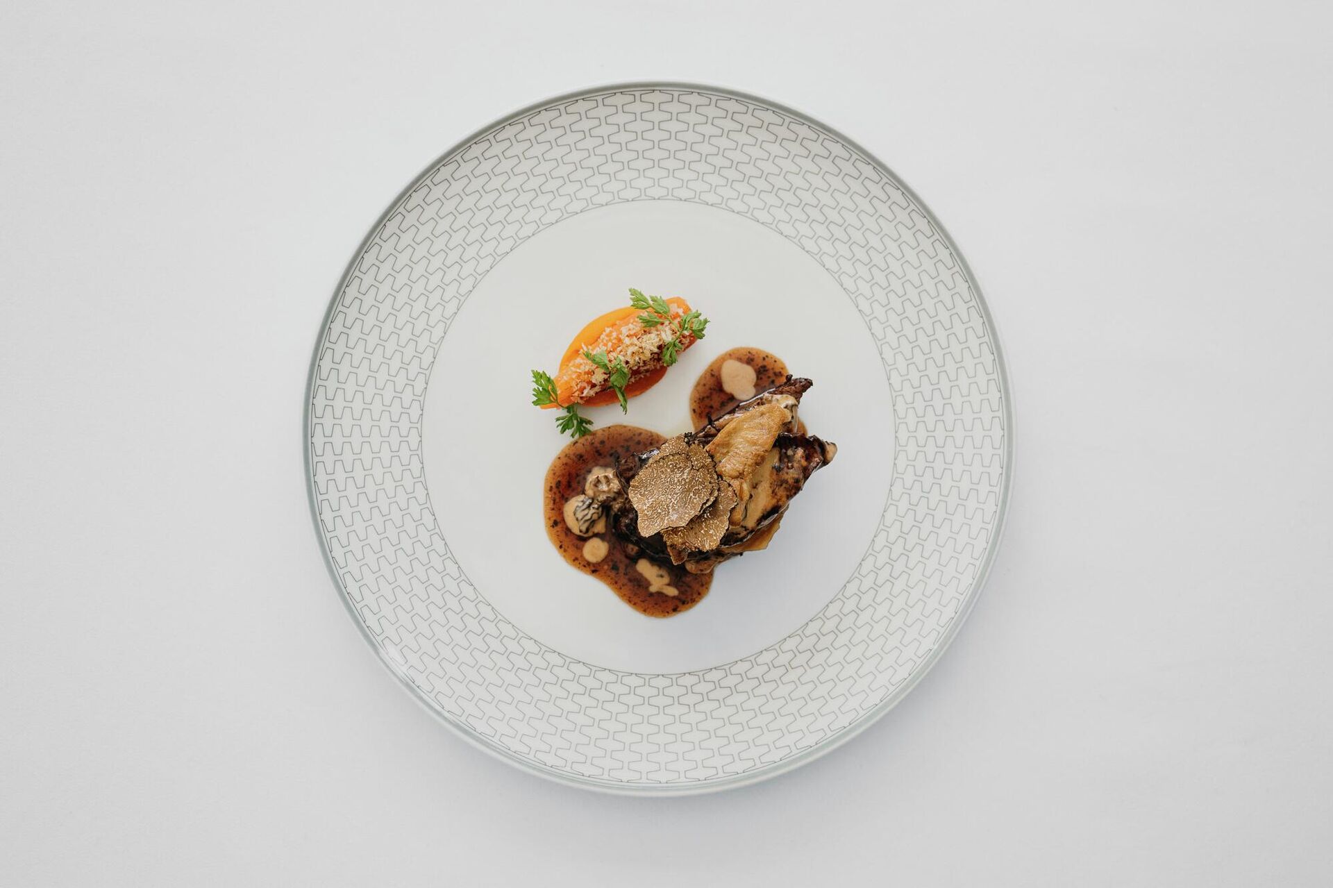 Ростбиф Россини, луковый крем, жареная фуа гра, грибной соус со сморчками, трюфель Ростбиф Россини, луковый крем, жареная фуа гра, грибной соус со сморчками, трюфель