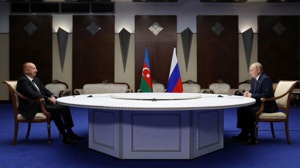 Президент РФ Владимир Путин и президент Азербайджана Ильхам Алиев во время встречи на полях VI саммита Совещания по взаимодействию и мерам доверия в Азии в Астане. 13 октября 2022