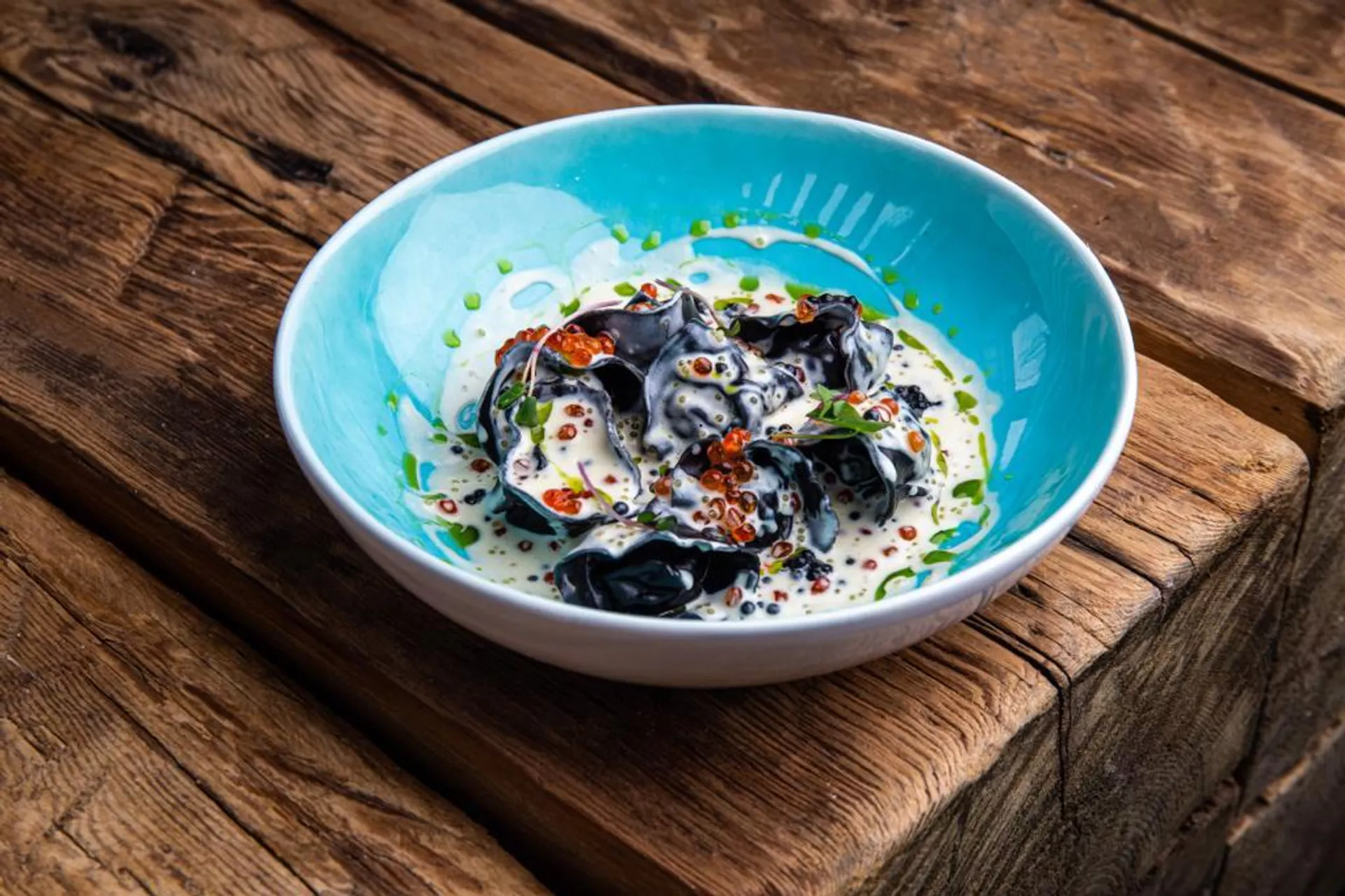 Ravioli dalam adonan hitam dengan ikan liar Ravioli dalam adonan hitam dengan ikan liar