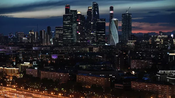 Вид на Московский международный деловой центр Москва-Сити (ММДЦ) на набережной Тараса Шевченко