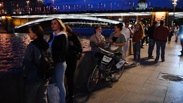 Жители Москвы на набережной вечером