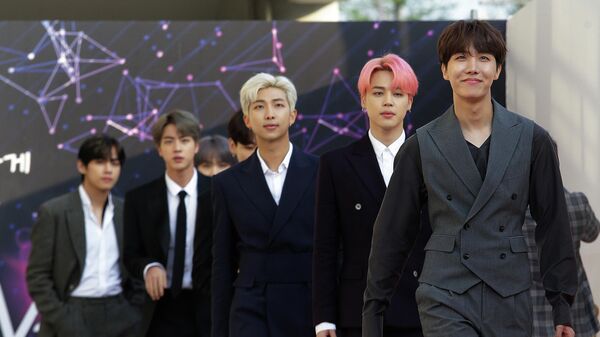 Участники южнокорейской K-Pop группы BTS прибывают на церемонию The Fact Music Awards в Инчхоне, Южная Корея