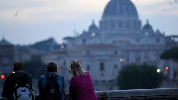 Вид на собор Святого Петра в Ватикане с одной из улиц в Риме