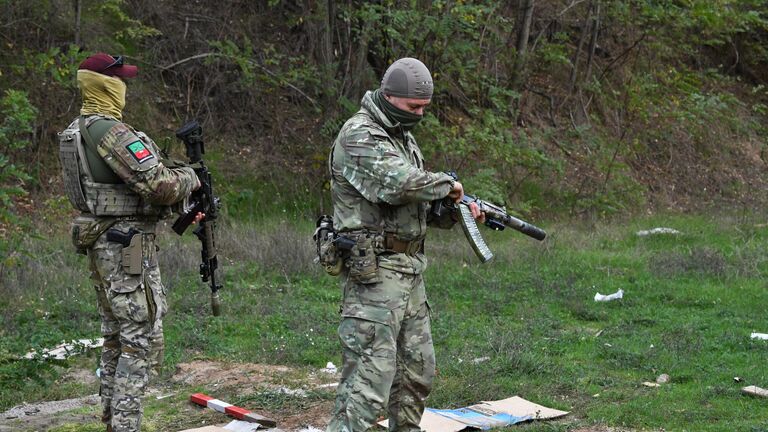 Военнослужащие добровольческого батальона имени Судоплатова на занятиях по стрельбе из боевого оружия на полигоне в Запорожской области