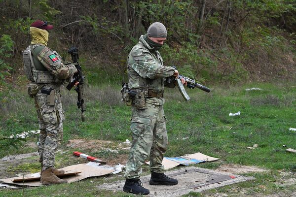 Военнослужащие добровольческого батальона имени Судоплатова на занятиях по стрельбе из боевого оружия на полигоне в Запорожской области