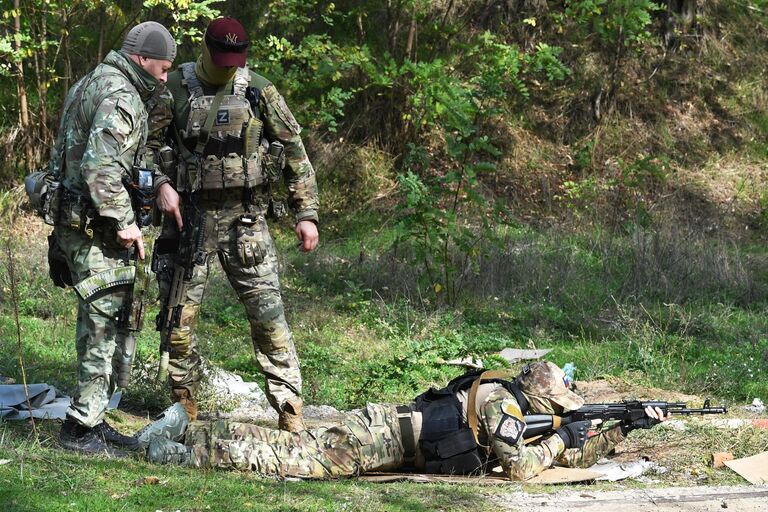 Военнослужащие добровольческого батальона имени Судоплатова на занятиях по стрельбе из боевого оружия на полигоне в Запорожской области