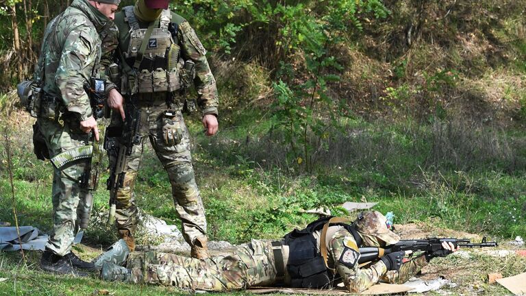 Военнослужащие добровольческого батальона имени Судоплатова на занятиях по стрельбе из боевого оружия на полигоне в Запорожской области