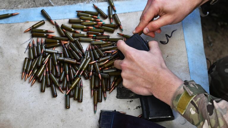 Военнослужащий добровольческого батальона имени Судоплатова на занятиях по стрельбе из боевого оружия на полигоне в Запорожской области