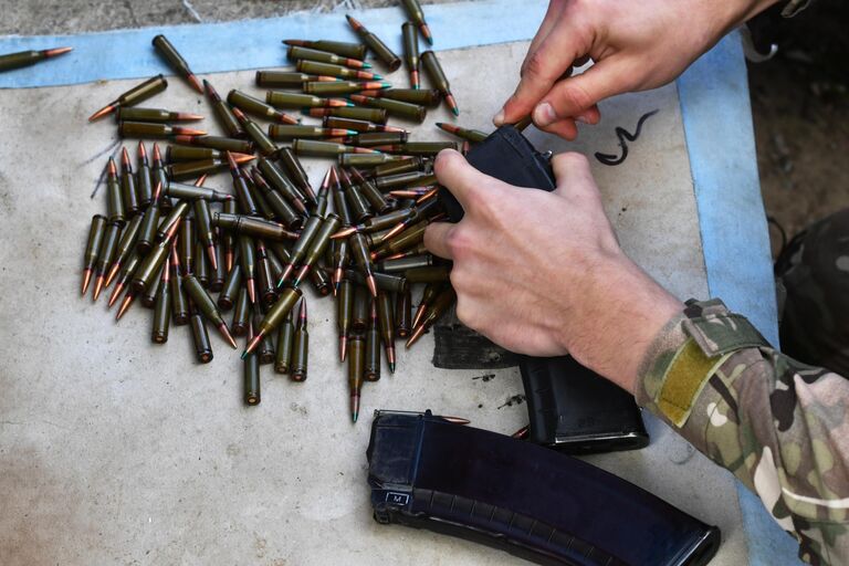 Военнослужащий добровольческого батальона имени Судоплатова на занятиях по стрельбе из боевого оружия на полигоне в Запорожской области