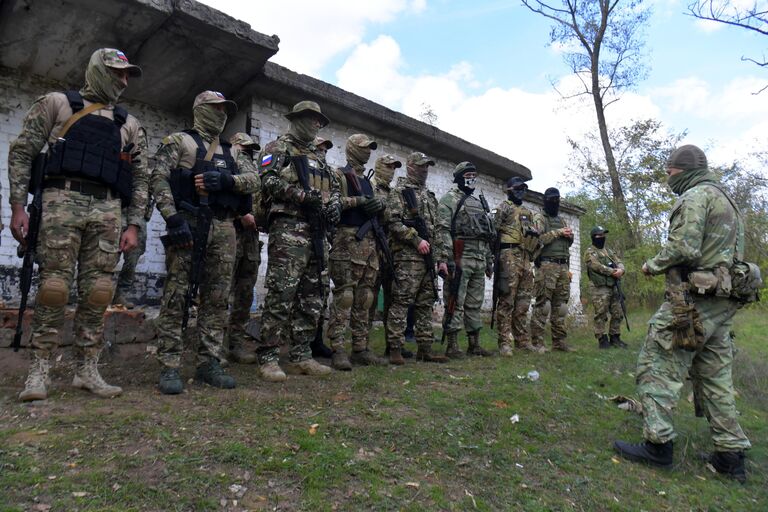 Военнослужащие добровольческого батальона имени Судоплатова готовятся к занятиям по стрельбе из боевого оружия на полигоне в Запорожской области