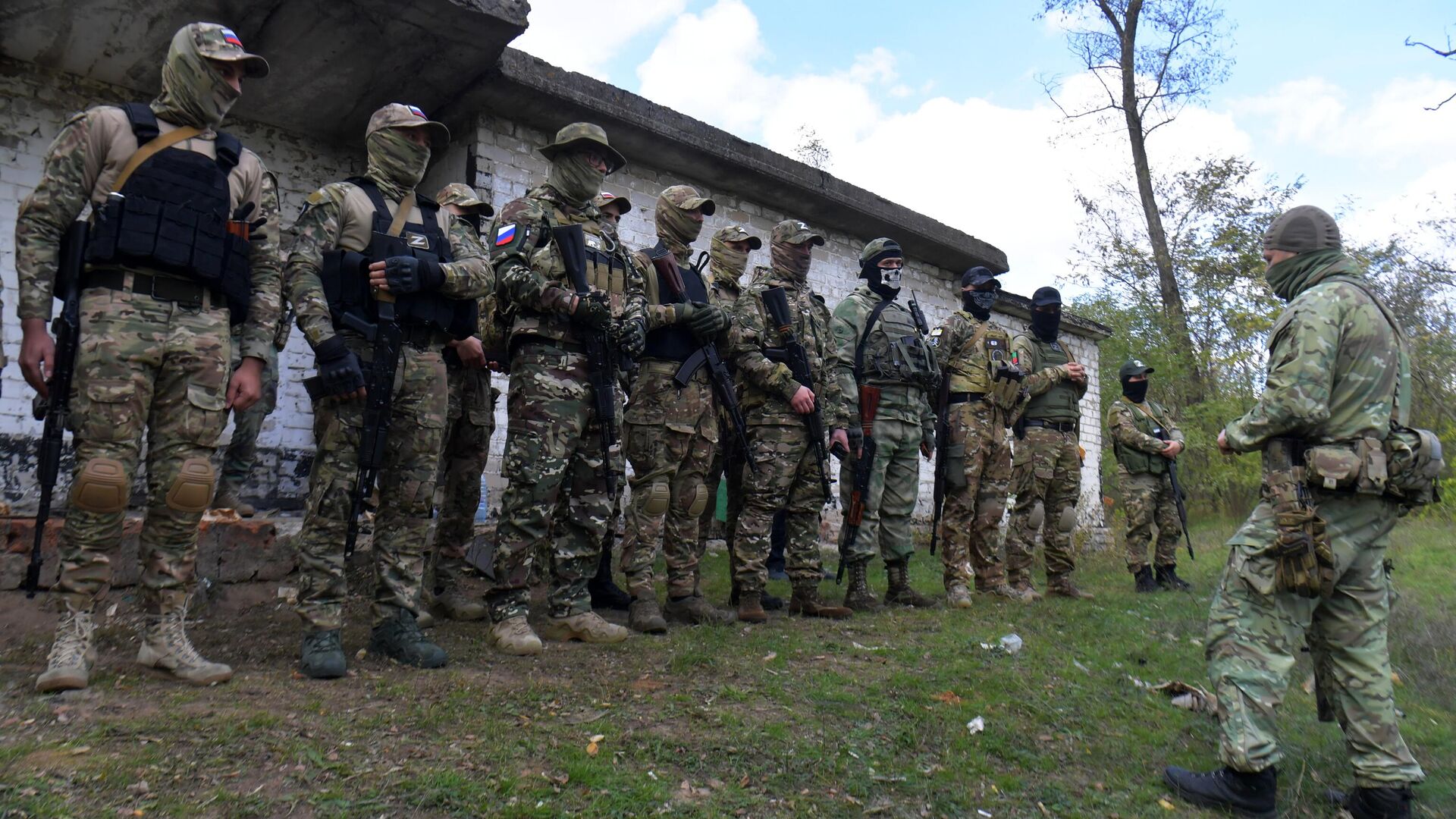 Военнослужащие добровольческого батальона имени Судоплатова готовятся к занятиям по стрельбе из боевого оружия на полигоне в Запорожской области - РИА Новости, 1920, 07.11.2022