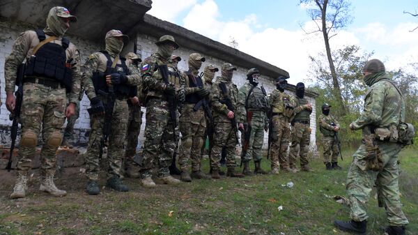 Военнослужащие добровольческого батальона имени Судоплатова готовятся к занятиям по стрельбе из боевого оружия на полигоне в Запорожской области
