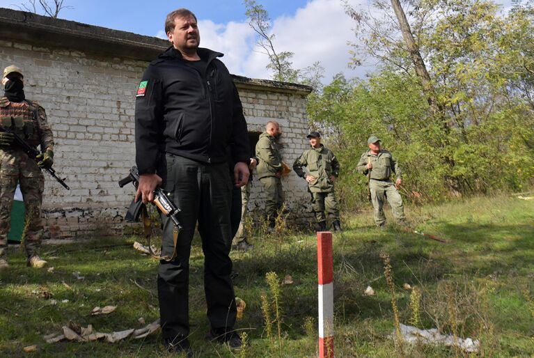 Врио губернатора Запорожской области Евгений Балицкий на занятиях по стрельбе из боевого оружия военнослужащих добровольческого батальона имени Судоплатова на полигоне в Запорожской области