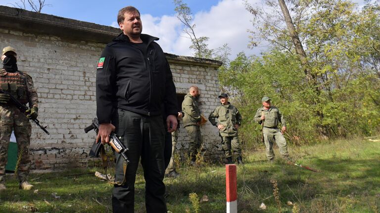 Врио губернатора Запорожской области Евгений Балицкий на занятиях по стрельбе из боевого оружия военнослужащих добровольческого батальона имени Судоплатова на полигоне в Запорожской области