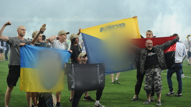 Националисты среди футбольных фанатов на финале Кубка Украины между командами Динамо — Шахтер.